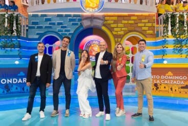 José Ramiro, alcalde de Ondara, y Jaime Astrain, padrino de Ondara en el Grand Prix, junto al resto de personalidades