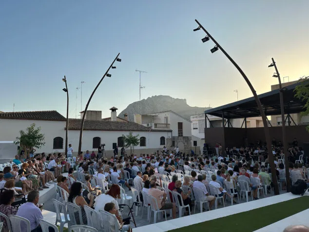 Imagen: La nueva plaza Concepció Miquel Giner del Verger abarrotada