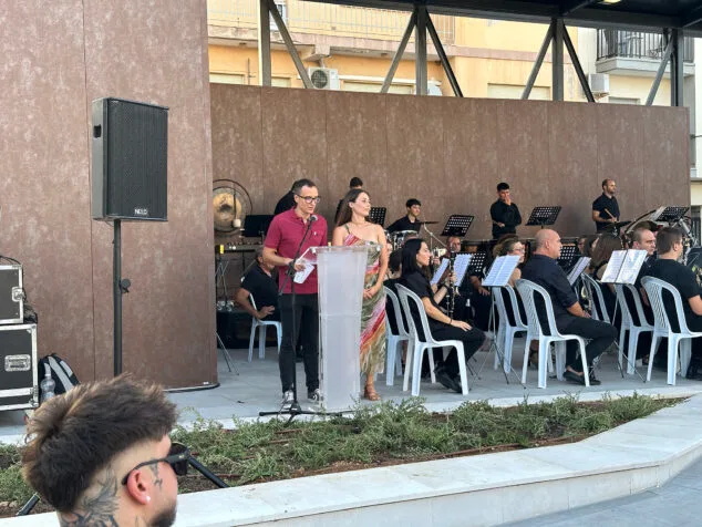 Imagen: Los regidores del Verger Sergi Brogniez y Alba Pérez durante la inauguración de la plaza Concepció Miquel Giner
