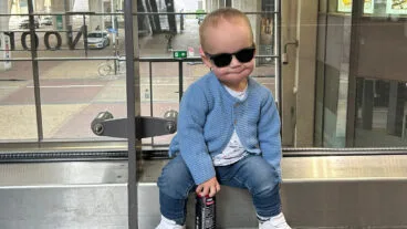 luca en el aeropuerto con sus gafas especiales dest