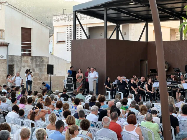 Imagen: Toni Pérez, presidente de la Diputación de Alicante, en la inauguración de la plaza Concepció Miquel Giner del Verger