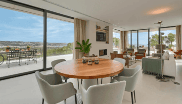 Un salón comedor con gran iluminación y buenas vistas