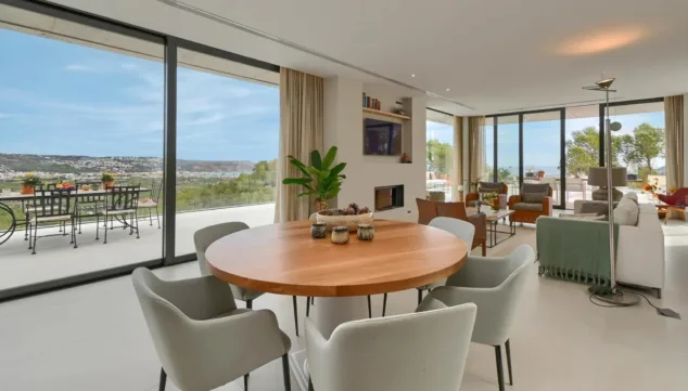 un salon comedor con gran iluminacion y buenas vistas
