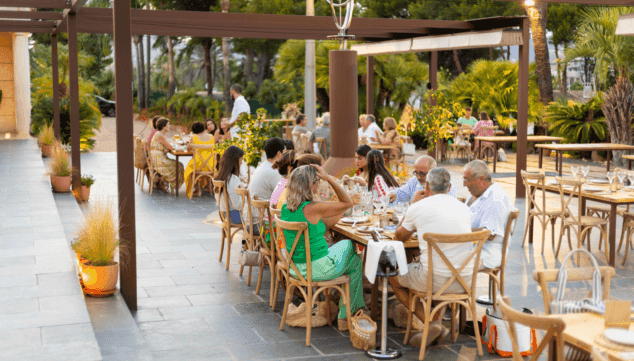 una terraza al aire libre para cenar bajo las estrellas