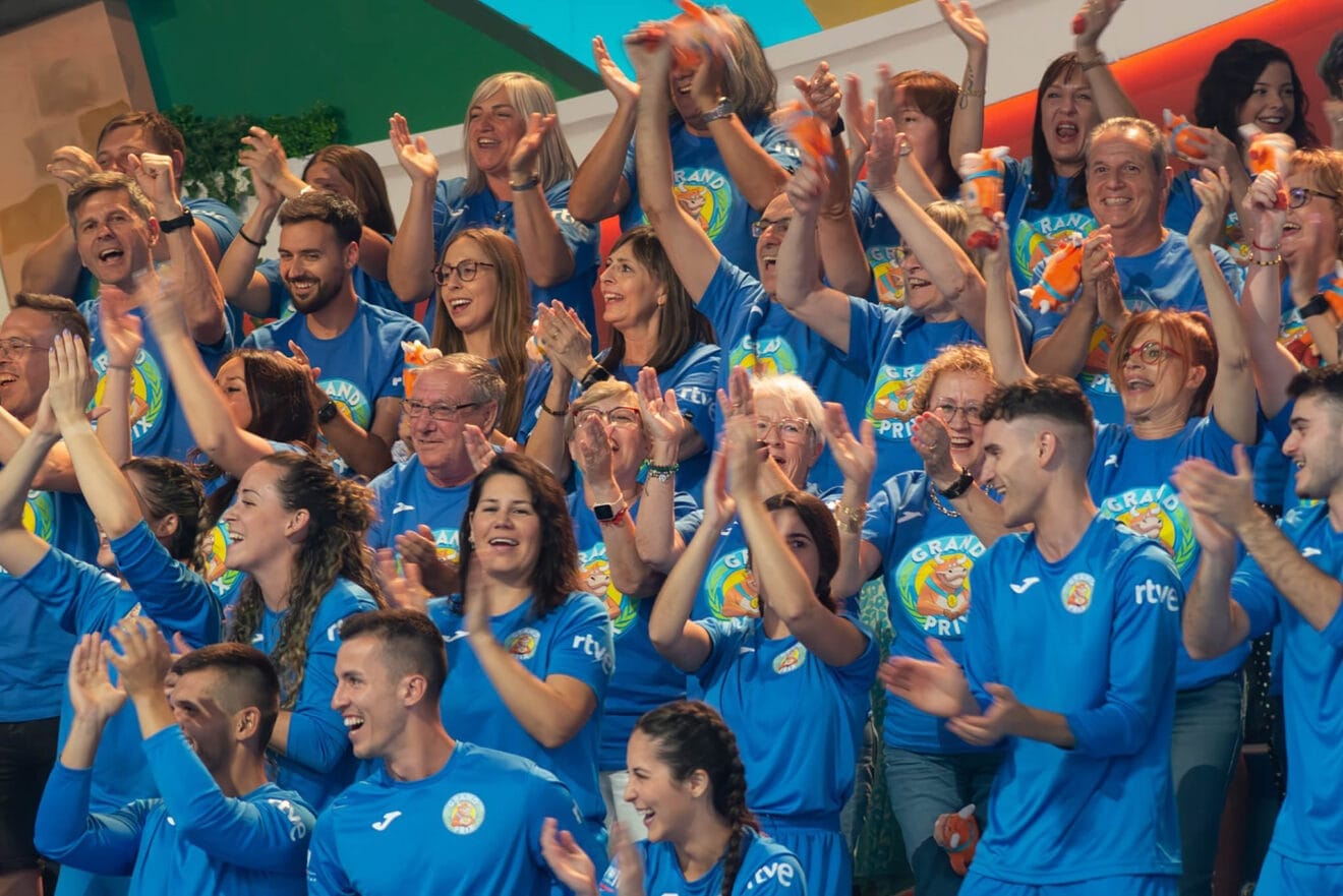 Vecinos y vecinas de Ondara animando a su equipo en el Grand Prix del Verano 2024