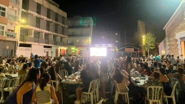 Vecinos y vecinas de Ondara atentos al programa del Grand Prix