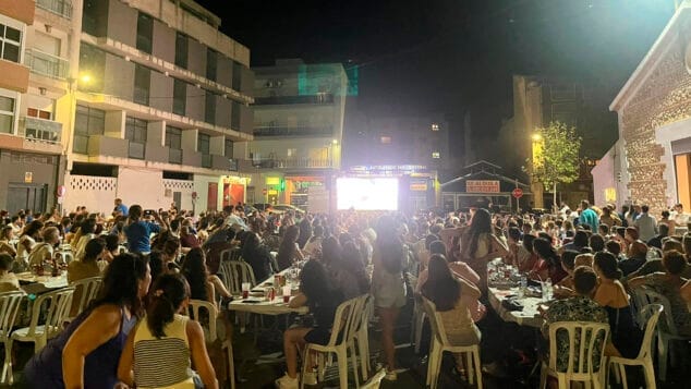 Imagen: Vecinos y vecinas de Ondara atentos al programa del Grand Prix