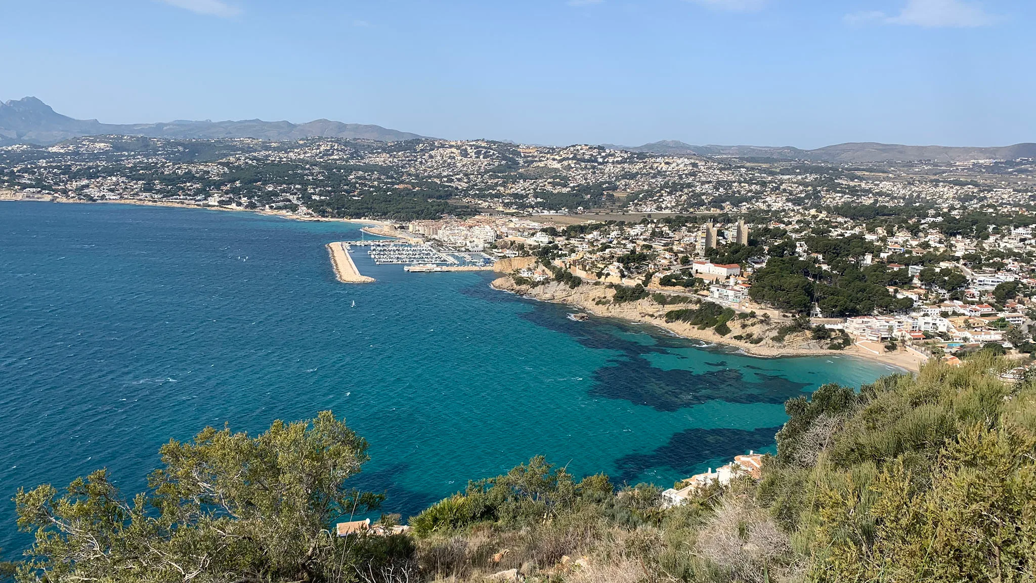 vistas de moraira desde lo alto de la ruta del cap dor