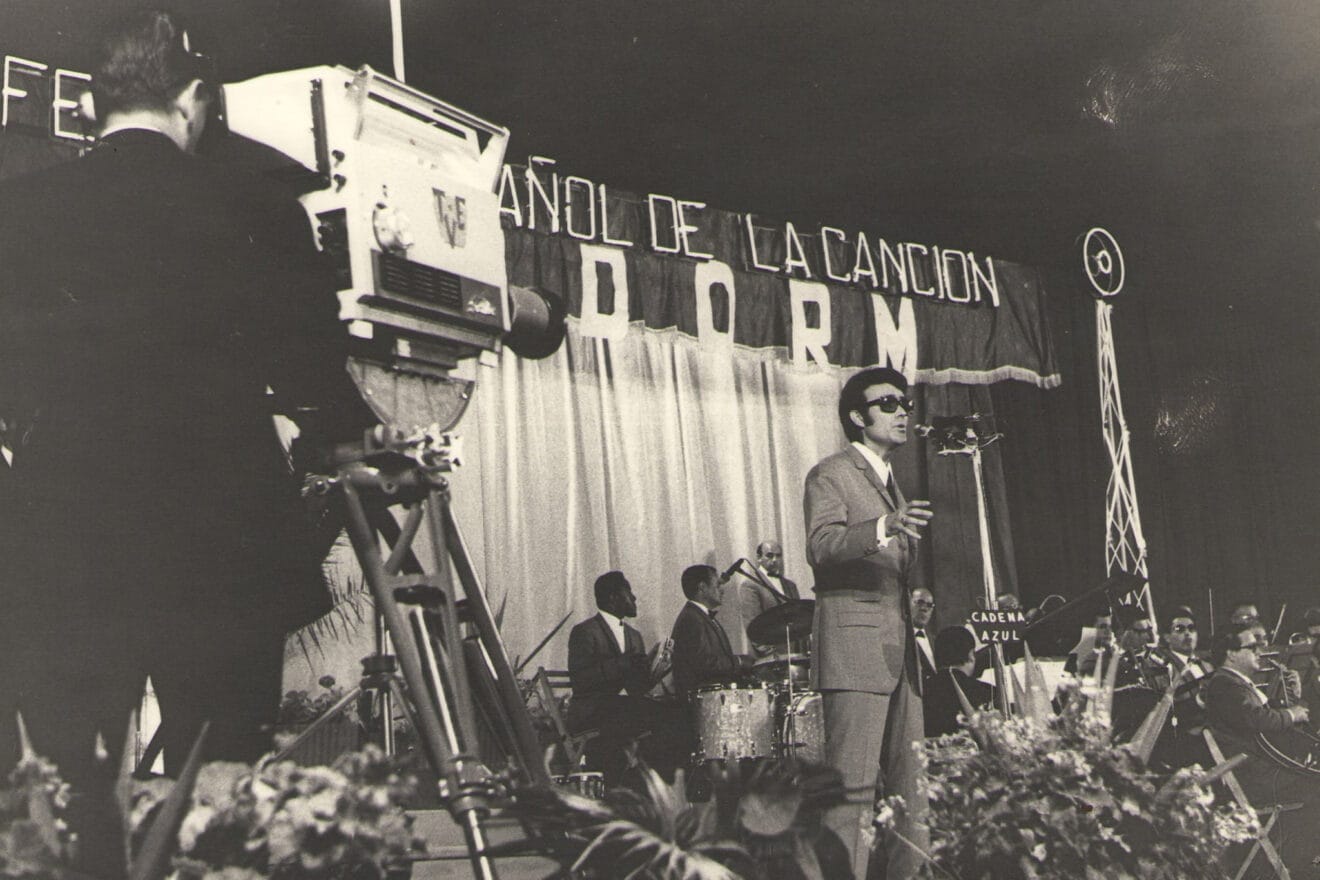 Actuación de Michel en el Festival de Benidorm - Imagen del libro '150 anys de música y ball a la Marina Alta'