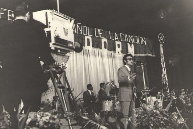 El cantante pegolí, telonero de The Beatles, que se hizo famoso en la antigua Unión Soviética 1 Imagen: Actuación de Michel en el Festival de Benidorm - Imagen del libro '150 anys de música y ball a la Marina Alta'