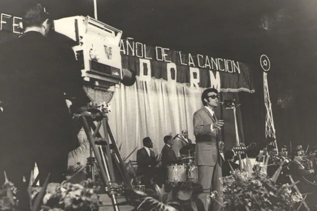 actuacion de michel en el festival de benidorm imagen del libro 150 anys de musica y ball a la marina alta