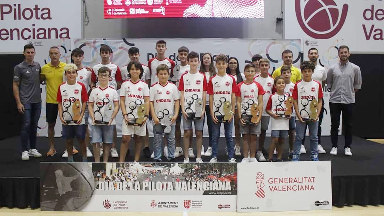 Alumnado de la Escola Municipal de Pilota d’Ondara en la entrega de trofeos de los JECV 2023-2024