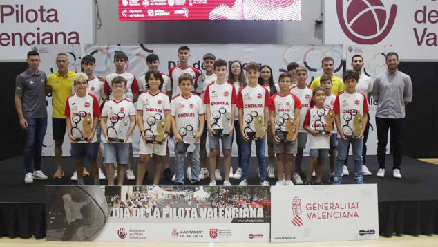 Imagen: Alumnado de la Escola Municipal de Pilota d’Ondara en la entrega de trofeos de los JECV 2023-2024