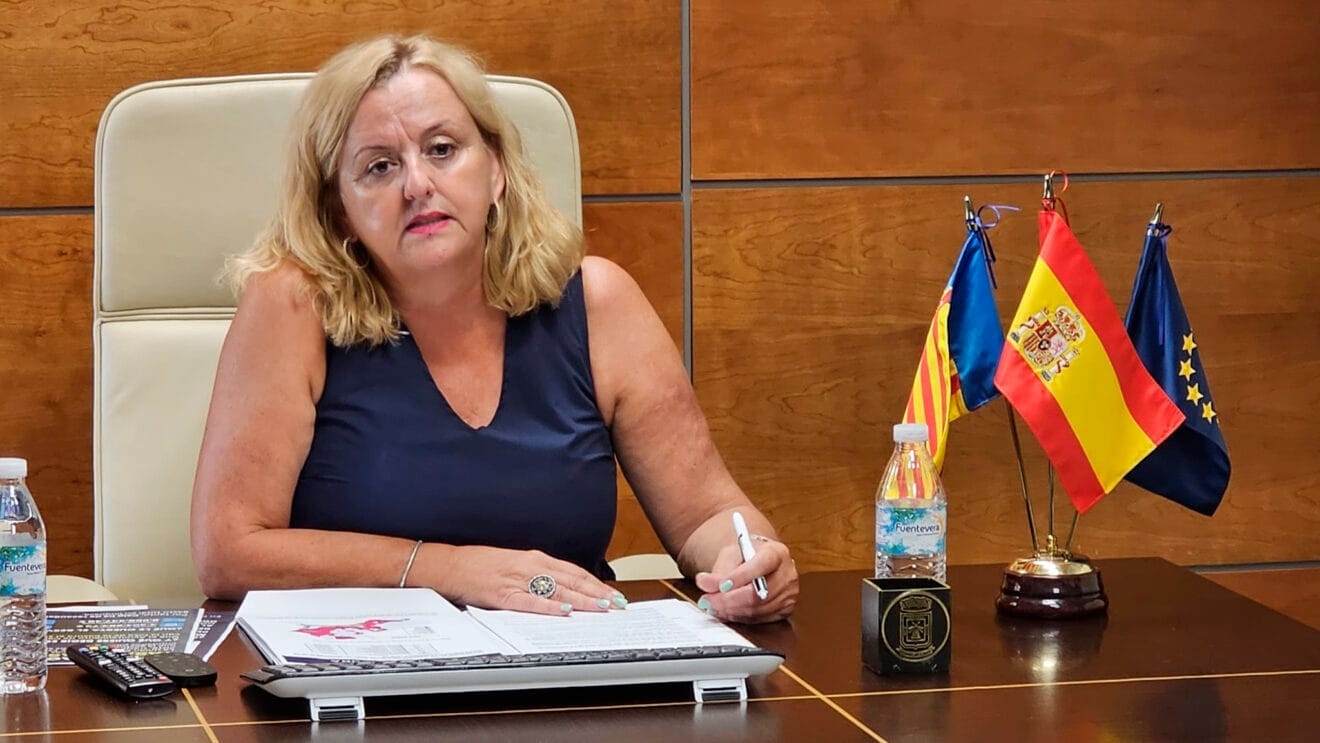 Ana Sala, alcaldesa de Calp, durante la rueda de prensa sobre la subida de la tasa de basura en Calp