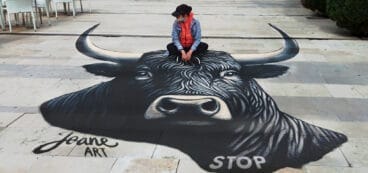 Arte antitaurino hecho en Dénia por Art Jeane en la plaza de la iglesia San Antonio con materiales ecologicos
