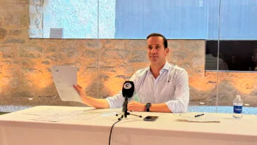 arturo poquet alcalde de benissa en la rueda de prensa