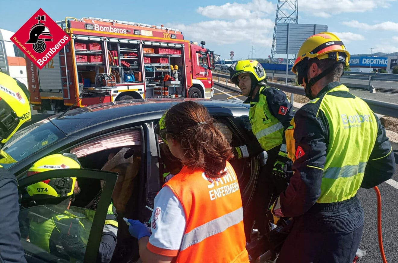 Bomberos y atención sanitaria en el accidente en Ondara