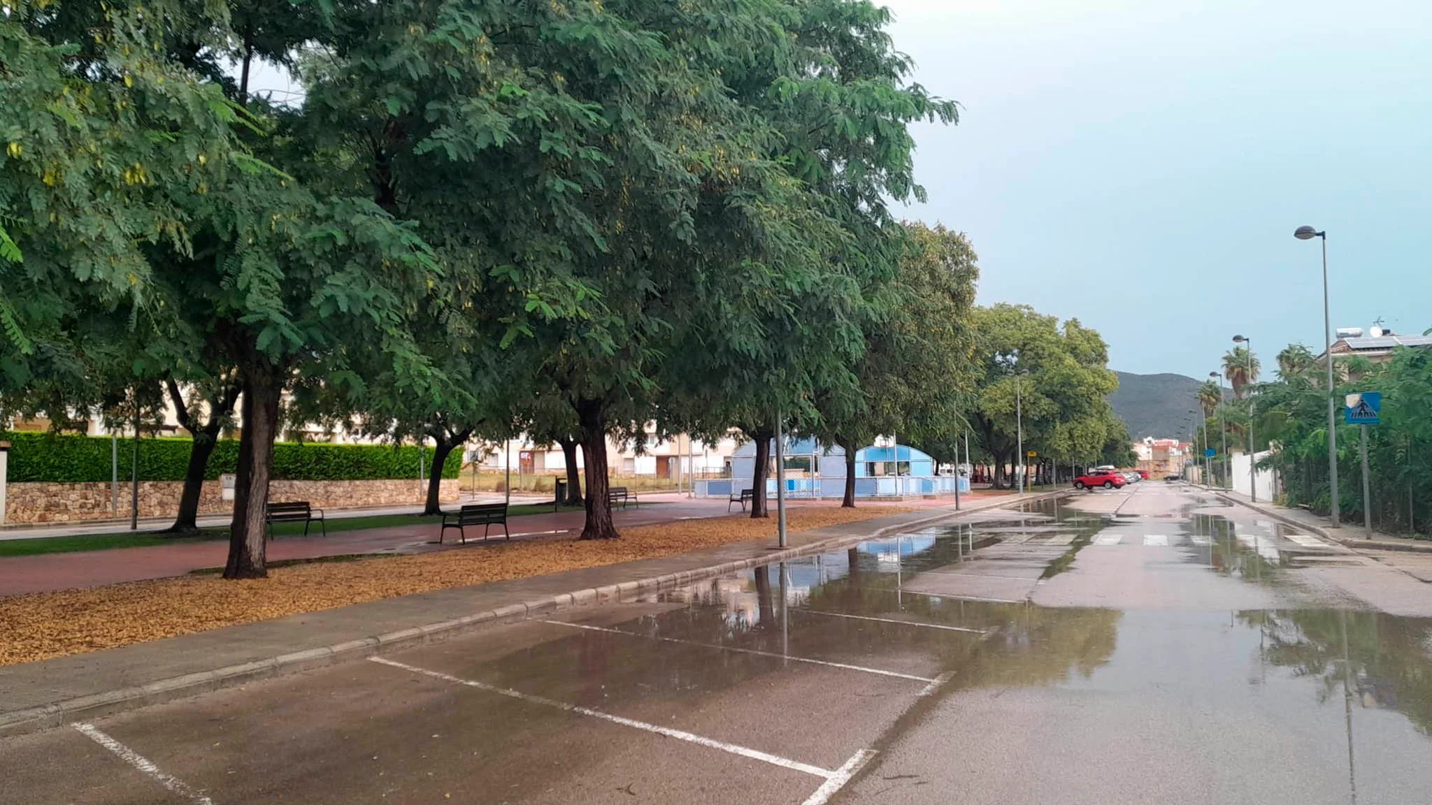 calle de pego tras la lluvia archivo