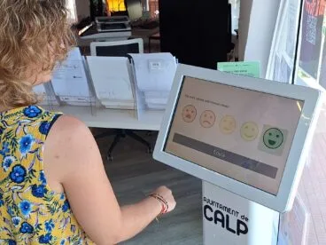 calp instala un kiosco digital para medir la satisfaccion del turista