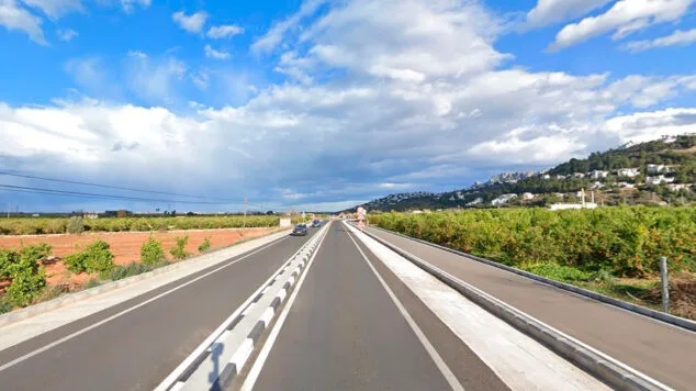 Un hombre resulta gravemente herido en un accidente entre un camión y una moto en Pego 1 Imagen: Carretera CV-700 en Pego