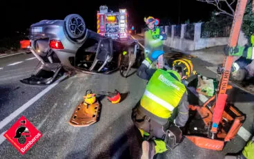 coche volcado tras el accidente en benissa