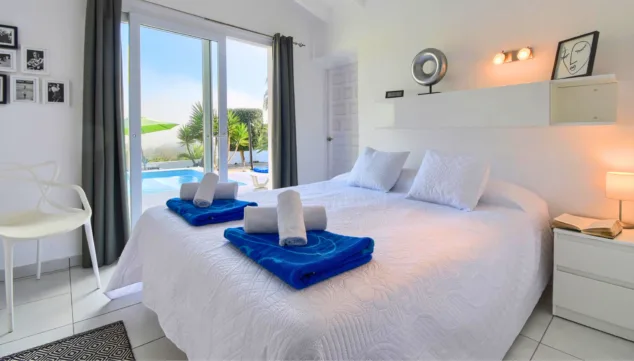 Villa Mi Sueño: disfruta de unas vacaciones inolvidables en esta villa con piscina, barbacoa y cercanía a todos los servicios 4 descansa en la habitacion principal con cama doble bano en suite y vistas a la piscina