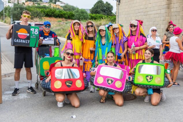 Imagen: Desfile de disfraces en las fiestas del Crist de Sanet i Negrals. Ayuntamiento de Sanet i Negrals.