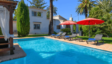 Disfruta de la tranquilidad en esta villa de lujo de Pool Villas con piscina privada en la Costa Blanca