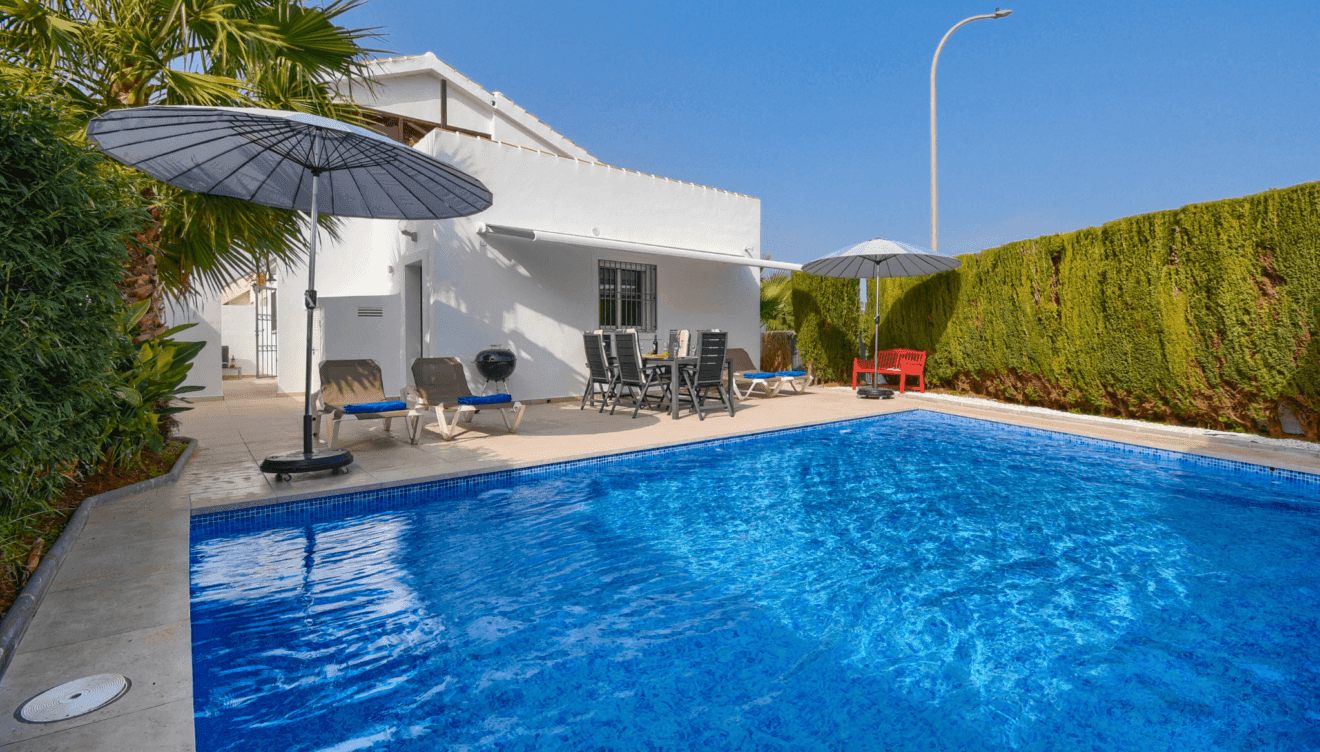 Disfruta de momentos inolvidables en este acogedor salón y comedor con vistas a la piscina