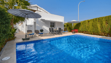 Disfruta de momentos inolvidables en este acogedor salón y comedor con vistas a la piscina