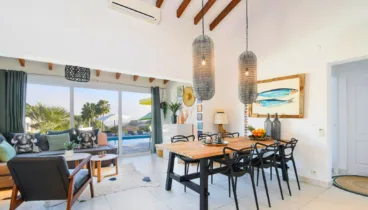 Disfruta de momentos inolvidables en este acogedor salón y comedor con vistas a la piscina