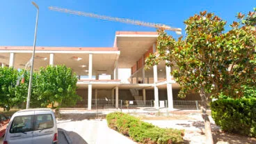 edificio en obras de la calle de calp de teulada moraira