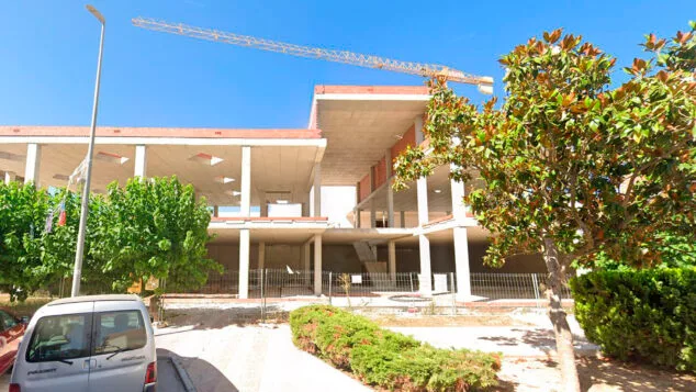 Imagen: Edificio en obras de la calle de Calp de Teulada Moraira