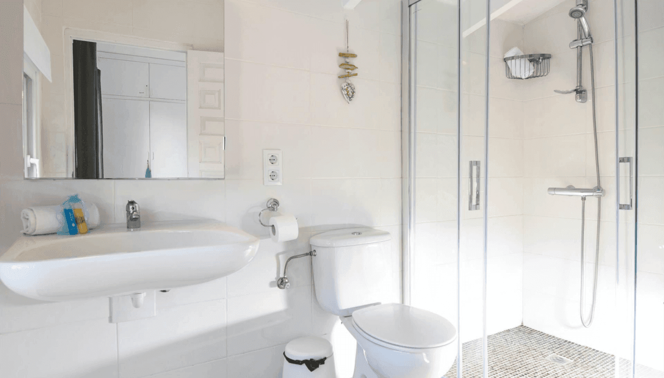 El baño principal cuenta con todo lo necesario para un baño revitalizante