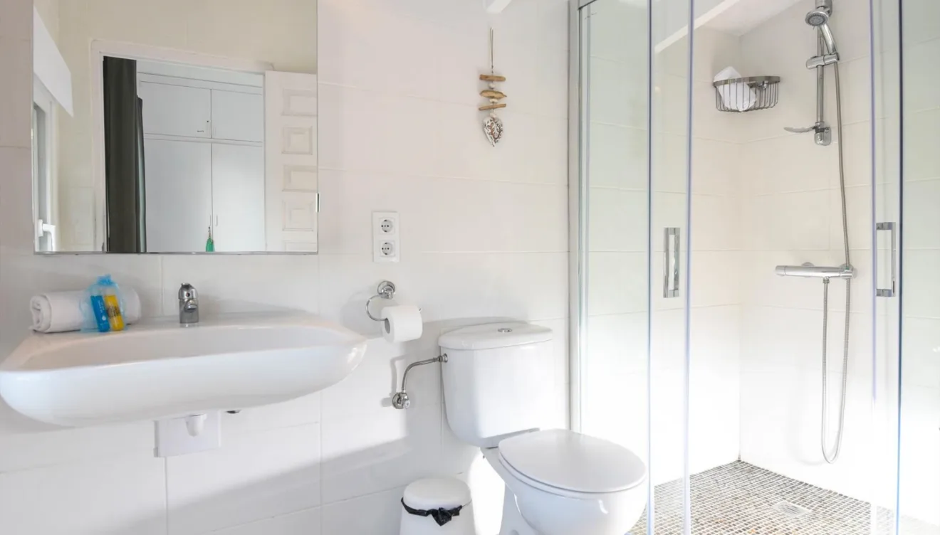 El baño principal cuenta con todo lo necesario para un baño revitalizante