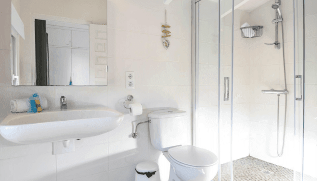 el bany principal compta amb tot el necessari per a un bany revitalitzant