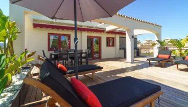 Escapada perfecta_ villa con piscina privada y zonas de relax rodeadas de naturaleza