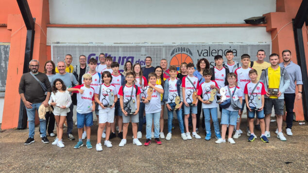 Imagen: Escola Municipal de Pilota d’Ondara con los trofeos