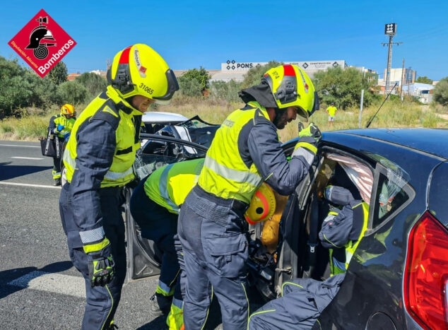 Imagen: Excarcelación en el accidente frontal en Ondara