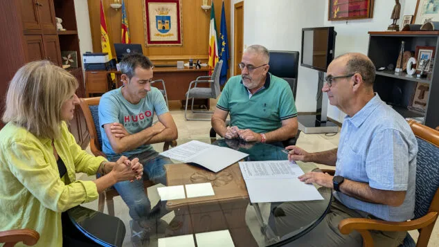 La nueva edición de la campaña Bono Consumo en Pego incluye al sector hostelero local 1 Imagen: Firma de la nueva campaña de Bono Consumo en Pego