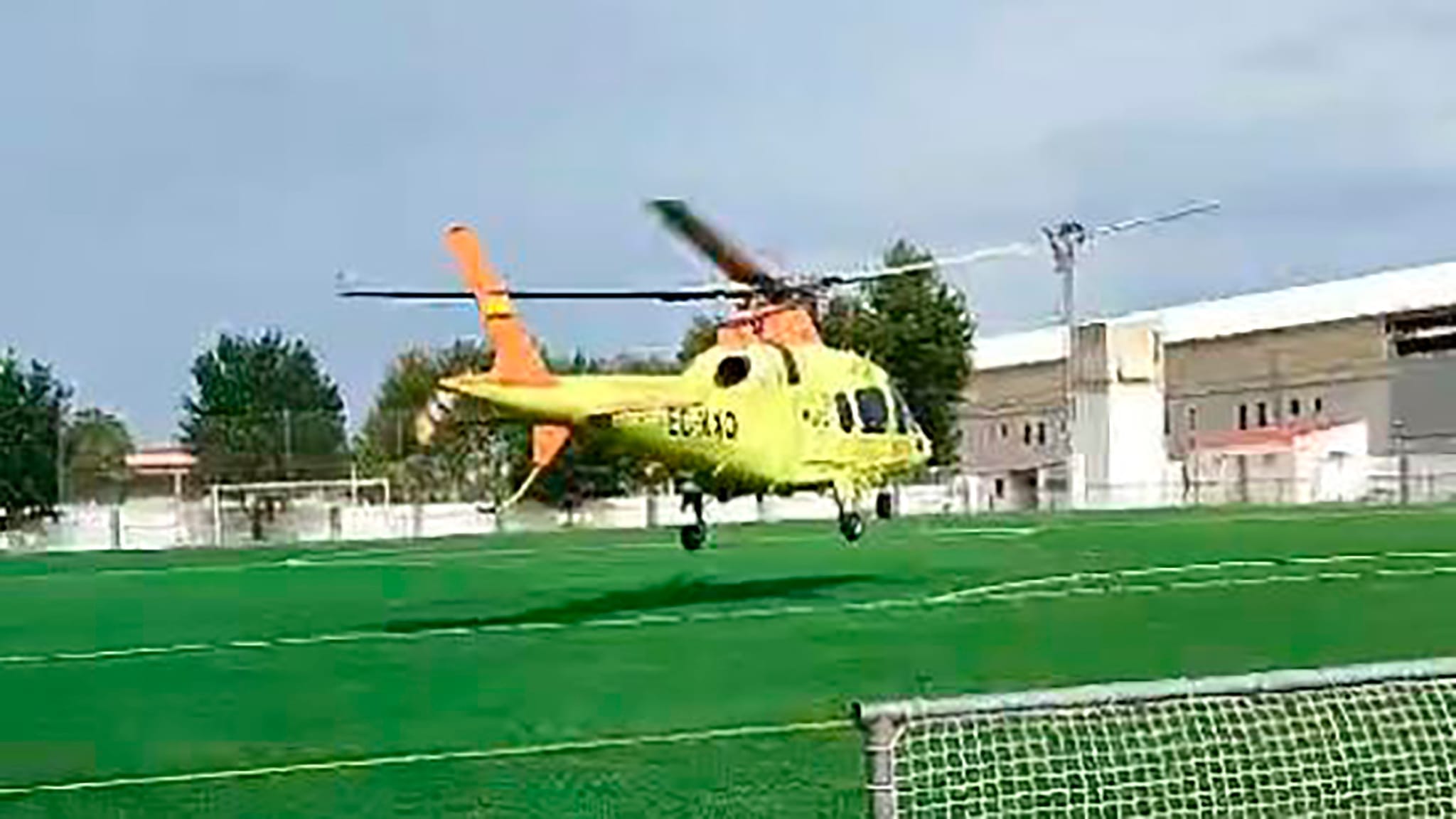 helicoptero evacuando al hombre desde el campo de futbol del verger