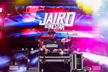 jairo ginestar en su mesa de mezclas