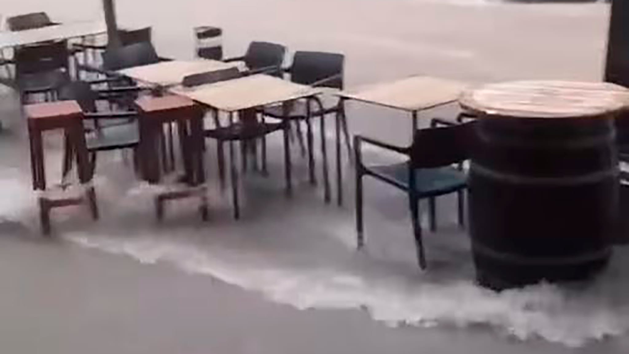la intensidad de la lluvia en las calles de calp
