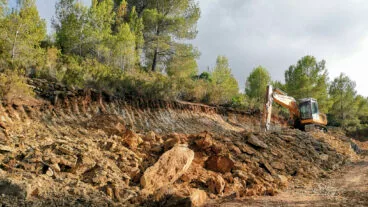 maquinaria efectuando trabajos sobre la muntanya llarga de lliber