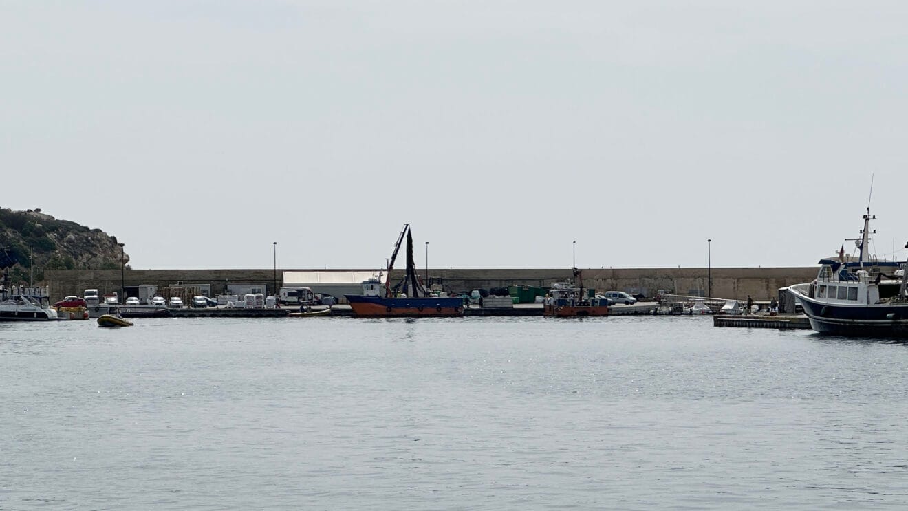 Maquinaria para retirar los residuos marinos en Calp