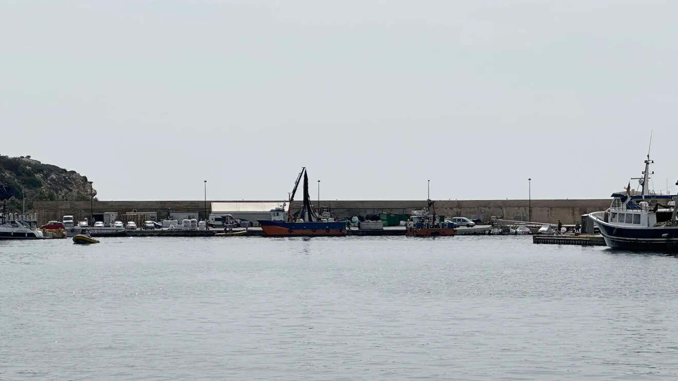 Maquinaria para retirar los residuos marinos en Calp