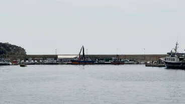 Maquinaria para retirar los residuos marinos en Calp