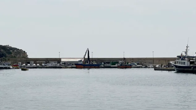 Imagen: Maquinaria para retirar los residuos marinos en Calp