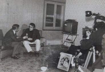 Michel en una entrevista para TVE en su casa de Madrid – Imagen del libro ‘150 anys de música y ball a la Marina Alta’