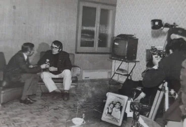 Michel en una entrevista para TVE en su casa de Madrid – Imagen del libro ‘150 anys de música y ball a la Marina Alta’